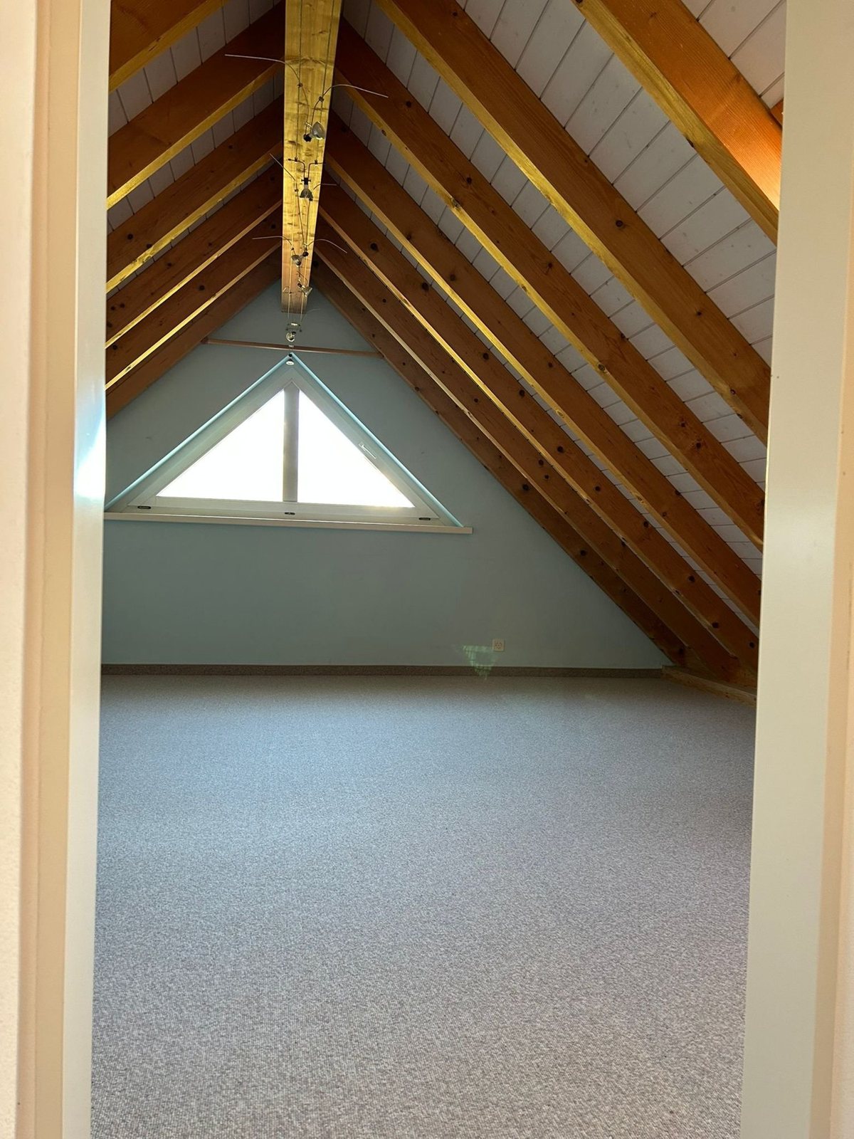 Dachzimmer mit neuem Teppichboden