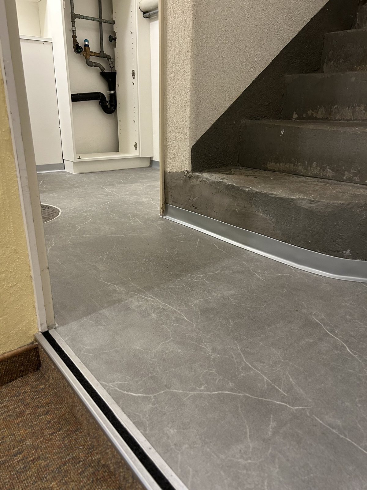 Designboden in Steinoptik bis zur Treppe