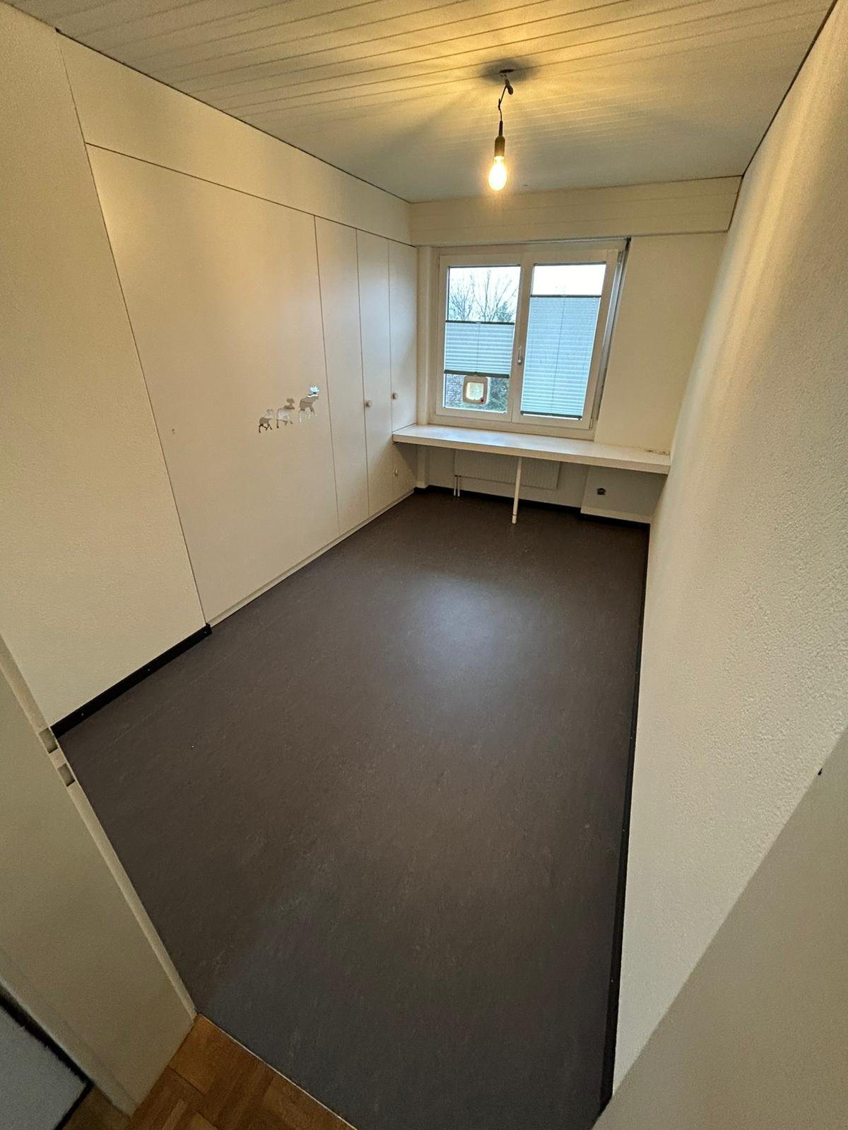 Zimmer mit dunklem Linoleumboden