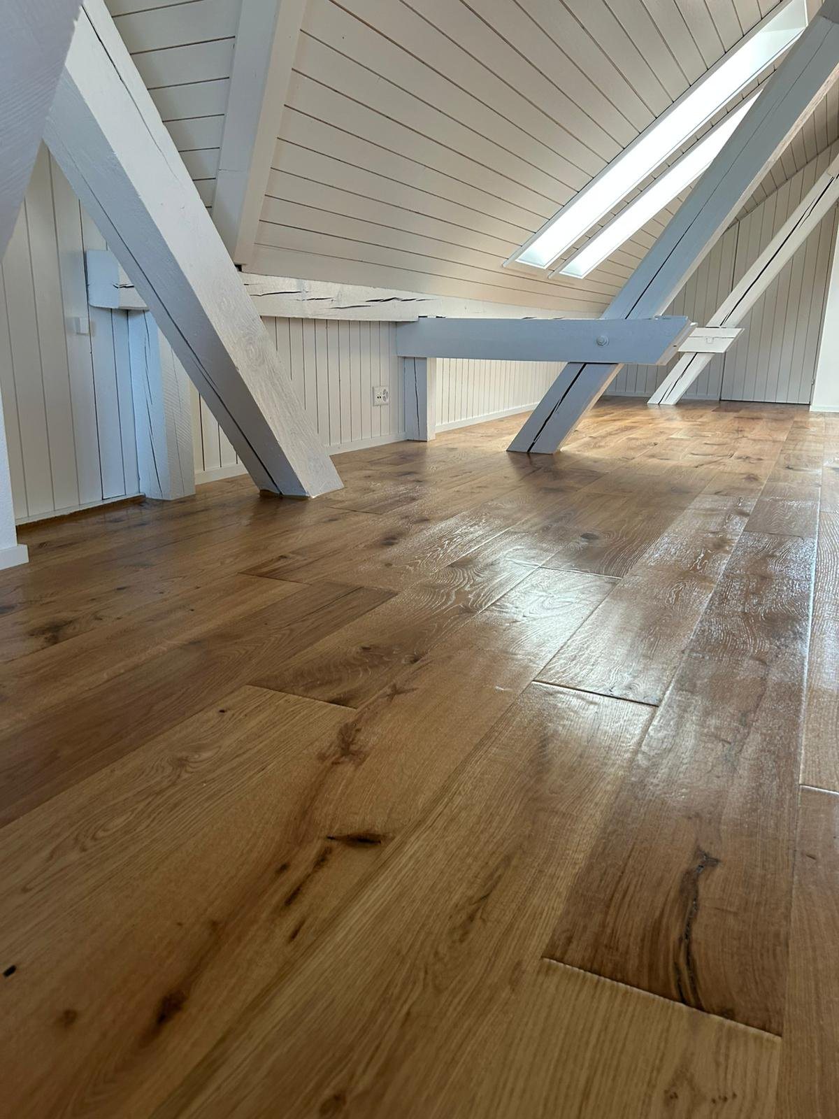Eichenparkett in einem Dachzimmer mit Dachfenstern