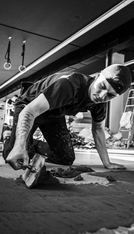 Jamie Junior Evers bei der Arbeit an einem Boden