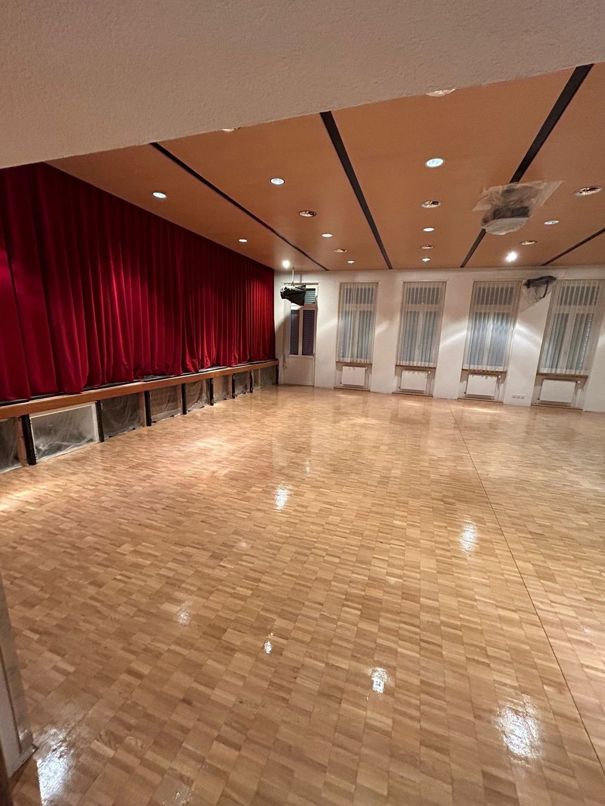 Frisch versiegeltes Parkett in einem Saal