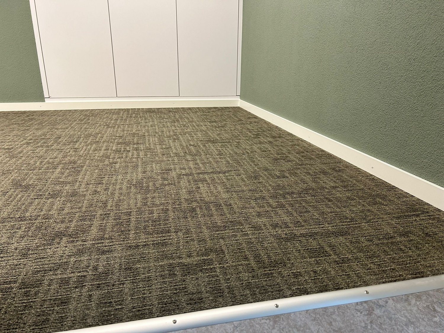 Zimmer mit neuem grauem Teppich