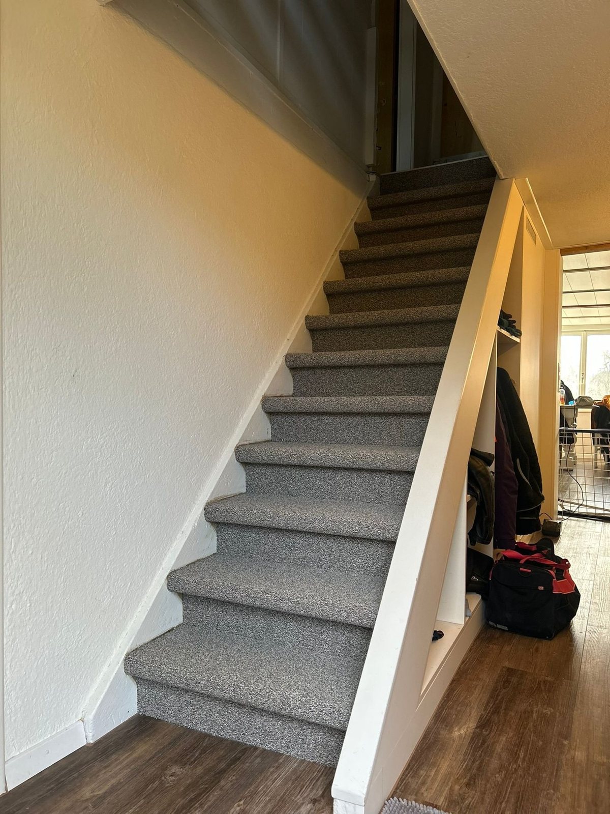 Mit Teppich belegte Treppe