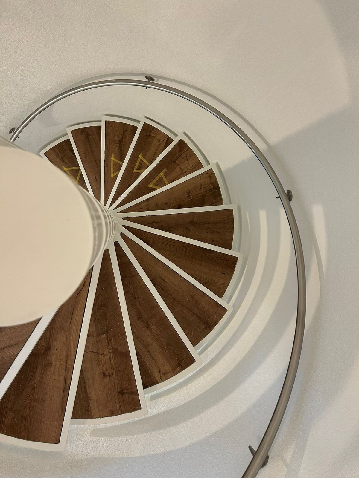 Wendeltreppe mit Holzstufen